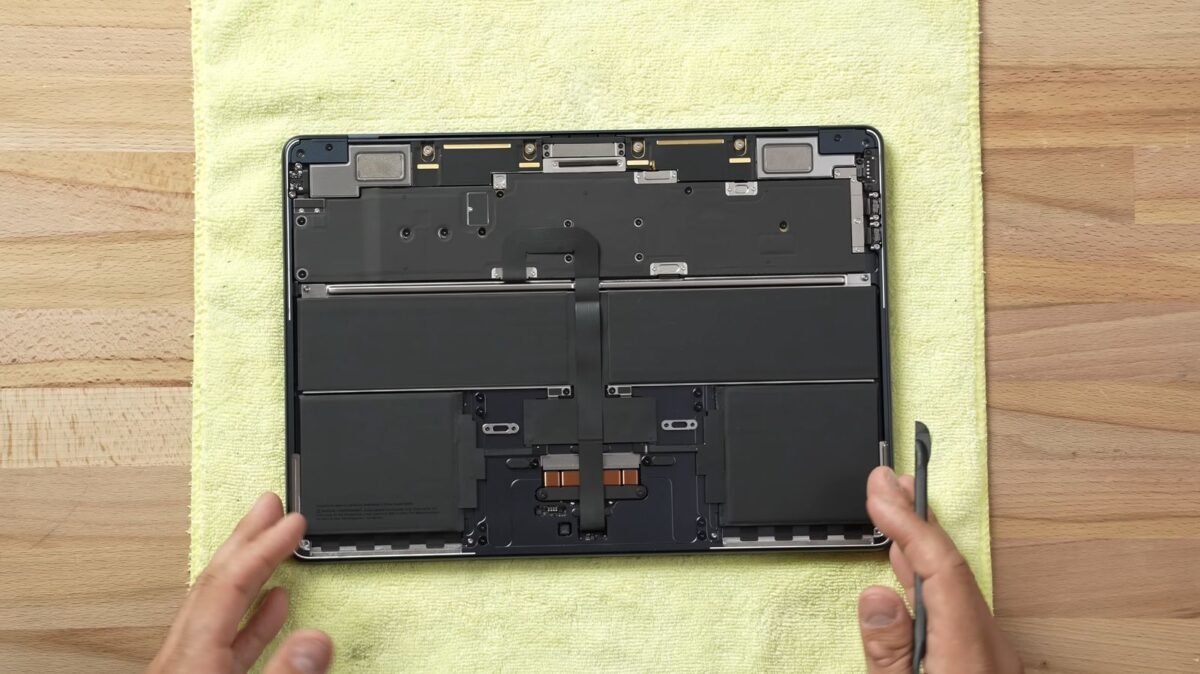 First teardown of M2 MacBook Air published, single storage chip for 256GB model confirmed